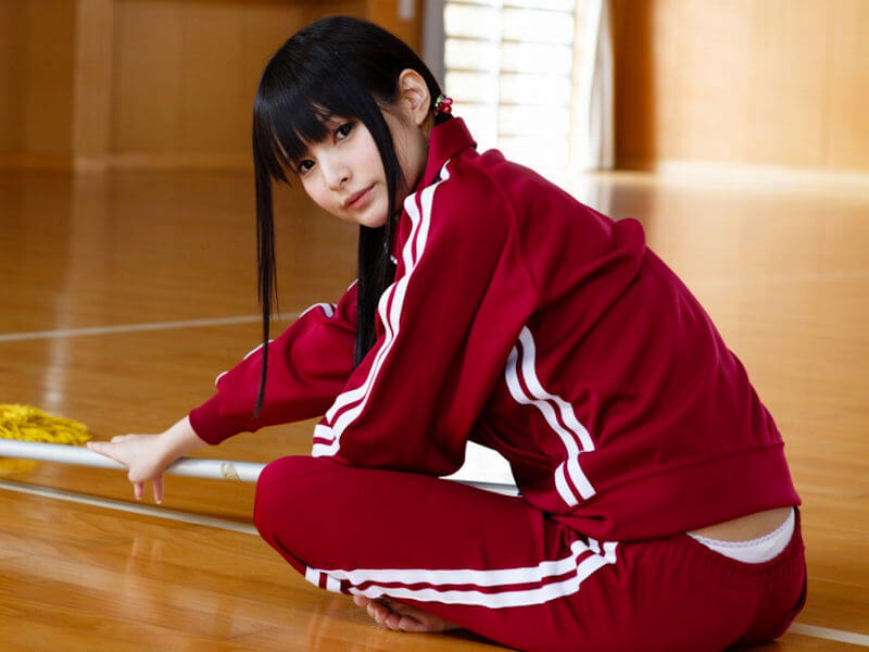 ジャージ美女(赤ジャージ)のエロ画像