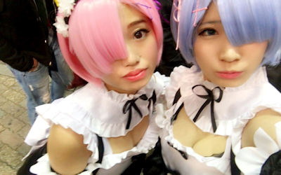 おっぱい目当てのハロウィン胸チラエロ画像 ①