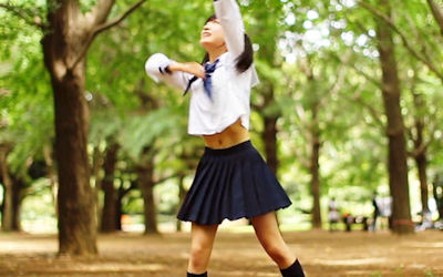 JKが腹チラするヘソ出し女子高生のエロ画像 ①