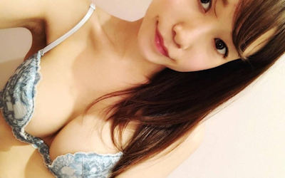 巨乳ブラ自撮りがおっぱいパンパンなエロ画像 ①