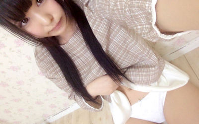 顔出しでパンチラパンモロ自撮りのエロ画像 ②