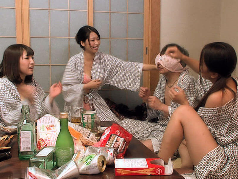 浴衣姿で飲酒する温泉旅館のほろ酔い画像