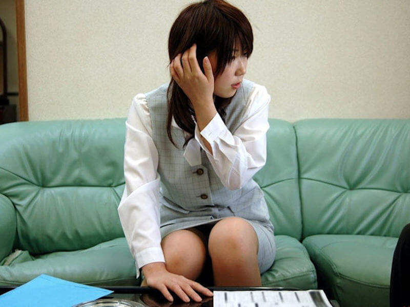 OLがパンストパンチラで魅了するエロ画像