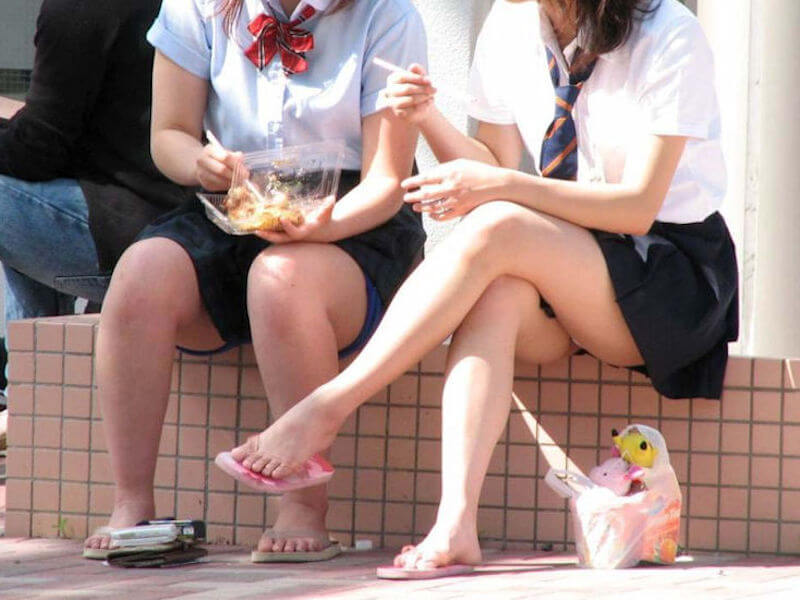 三大ミニスカ太もも街撮り画像