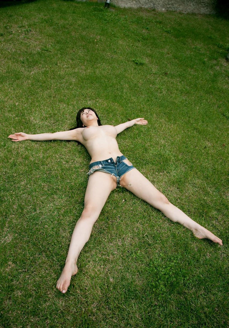 ショートパンツ姿の上半身裸ギャルエロ画像 【16】