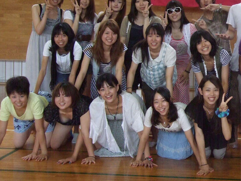集合写真と記念写真の複数胸チラエロ画像
