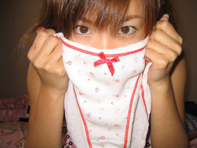 自前のパンツを見せつけるエロ画像
