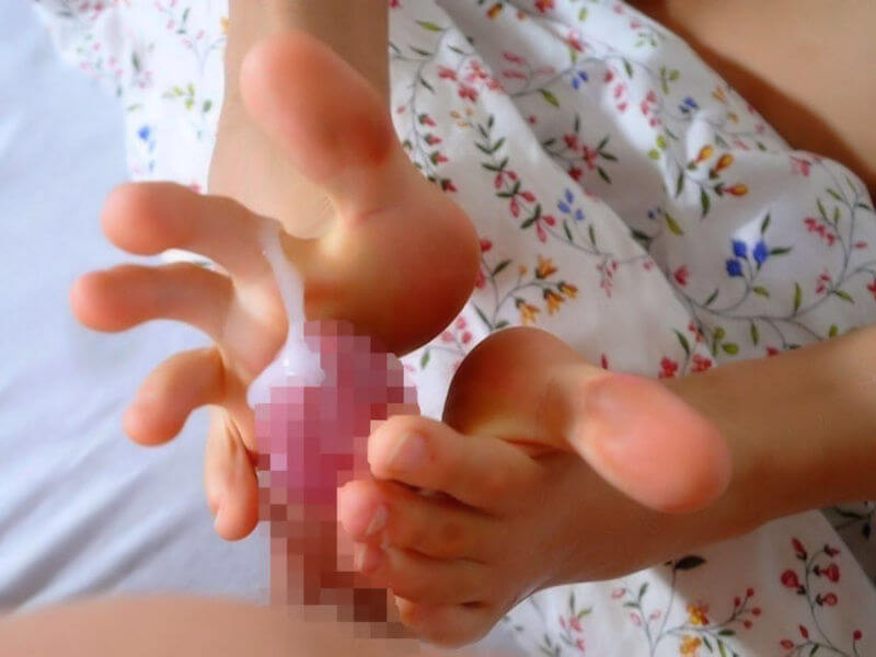 足コキという足ズリのエロ画像