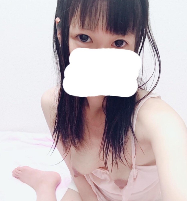 ズリ下げの乳首自撮りエロ画像 【3】