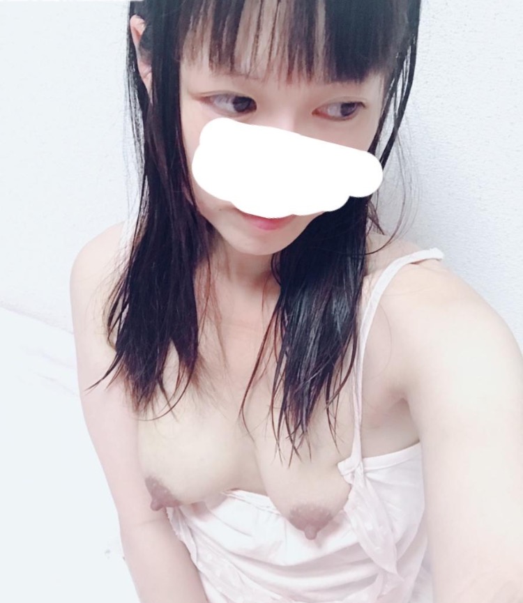 ズリ下げの乳首自撮りエロ画像 【4】