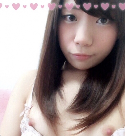 ズリ下げの乳首自撮りエロ画像 【6】