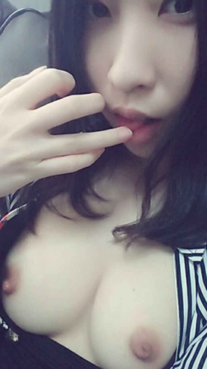 ズリ下げの乳首自撮りエロ画像 【35】