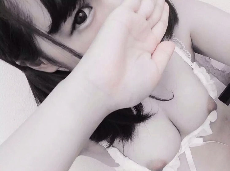 ズリ下げの乳首自撮りエロ画像 【36】