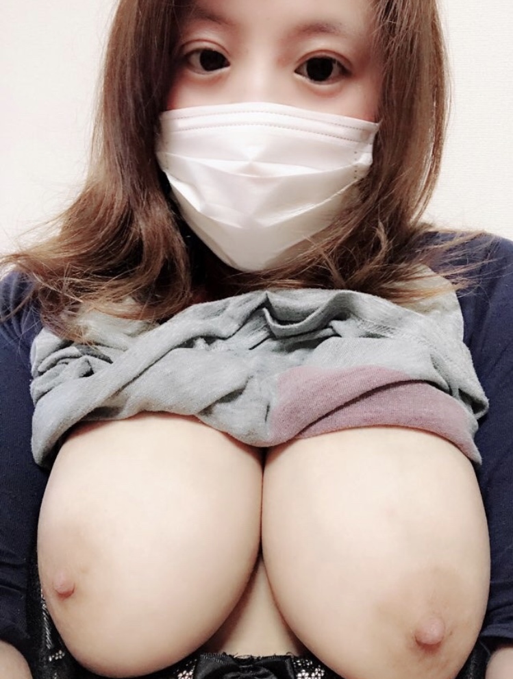 たくし上げの乳首自撮りエロ画像 【63】