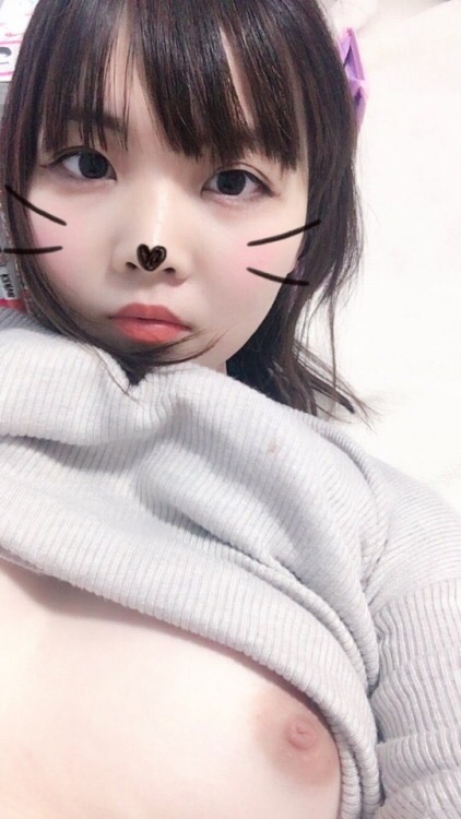 たくし上げの乳首自撮りエロ画像 【70】