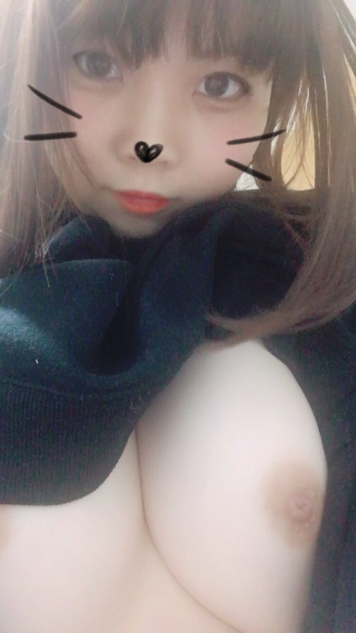 たくし上げの乳首自撮りエロ画像 【76】