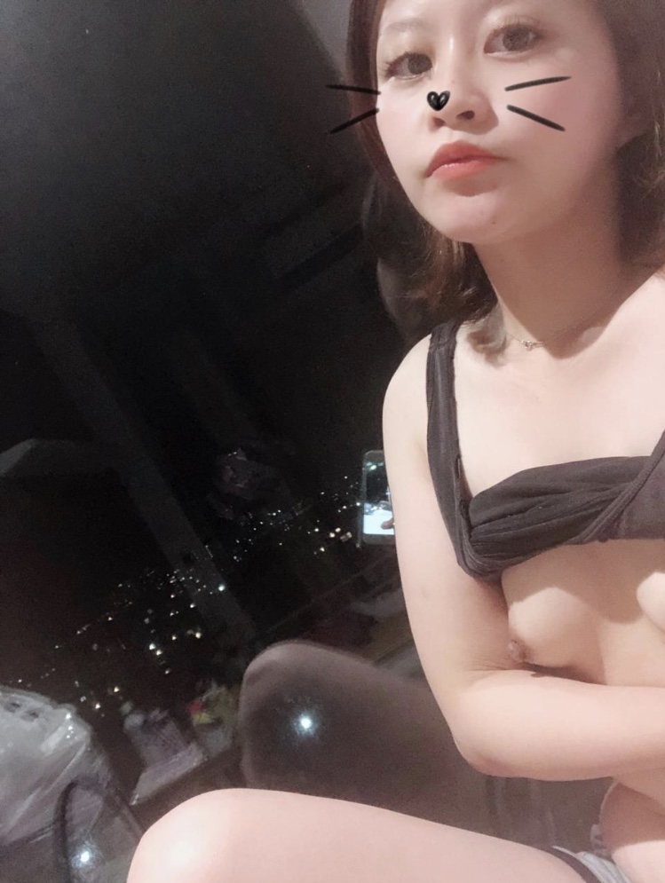 たくし上げの乳首自撮りエロ画像 【79】