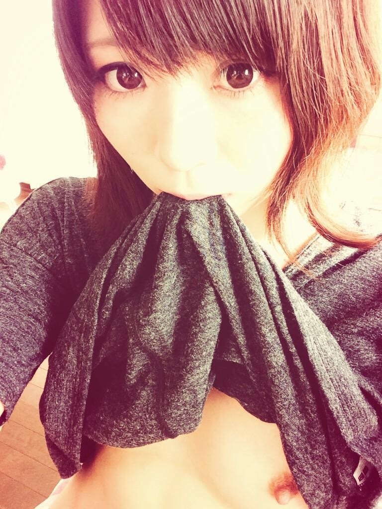 たくし上げの乳首自撮りエロ画像 【89】