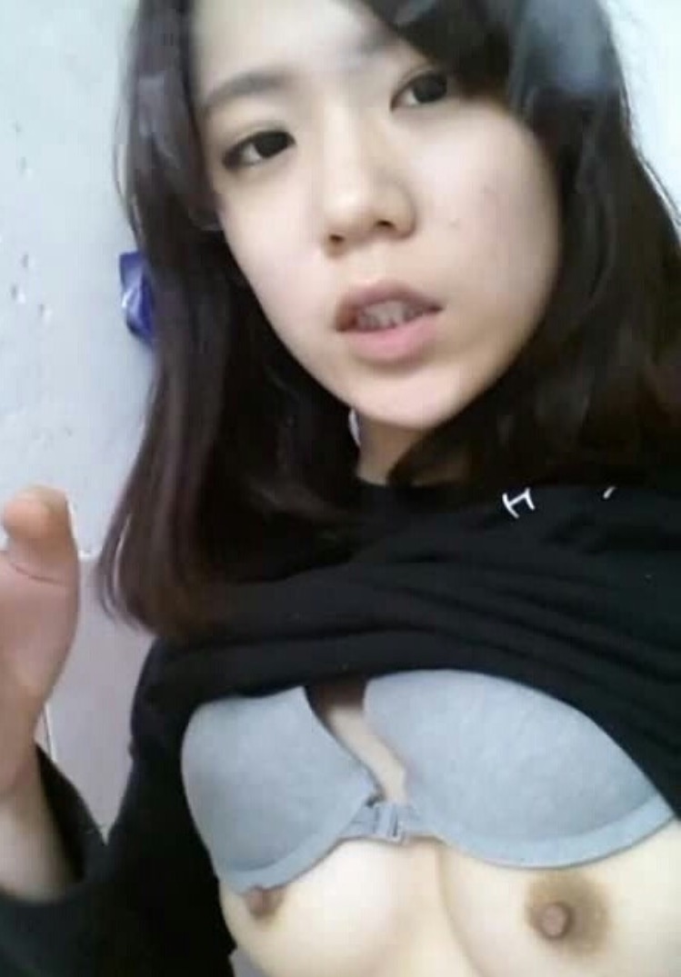 たくし上げの乳首自撮りエロ画像 【121】