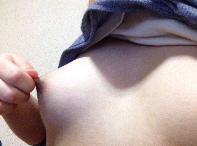 乳首コリコリの自撮りエロ画像 【126】
