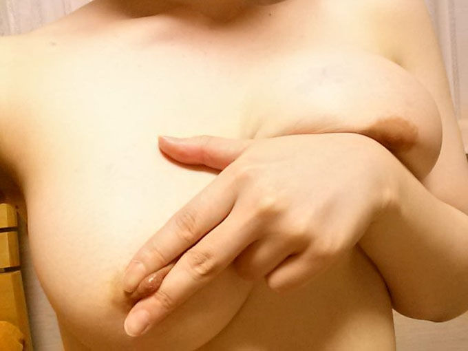 乳首コリコリの自撮りエロ画像 【136】