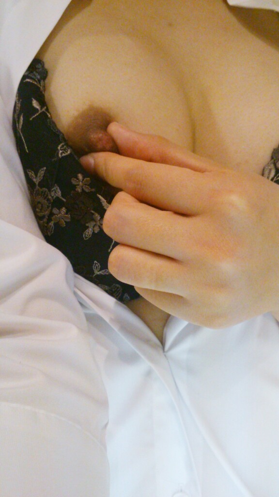 乳首コリコリの自撮りエロ画像 【138】