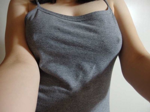 素人のノーブラキャミソール透け乳首エロ画像 【5】