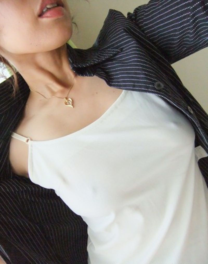 素人のノーブラキャミソール透け乳首エロ画像 【15】