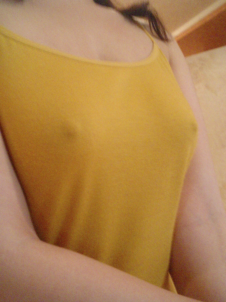 素人のノーブラキャミソール透け乳首エロ画像 【17】