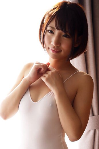 美女のノーブラキャミソール透け乳首エロ画像 【55】