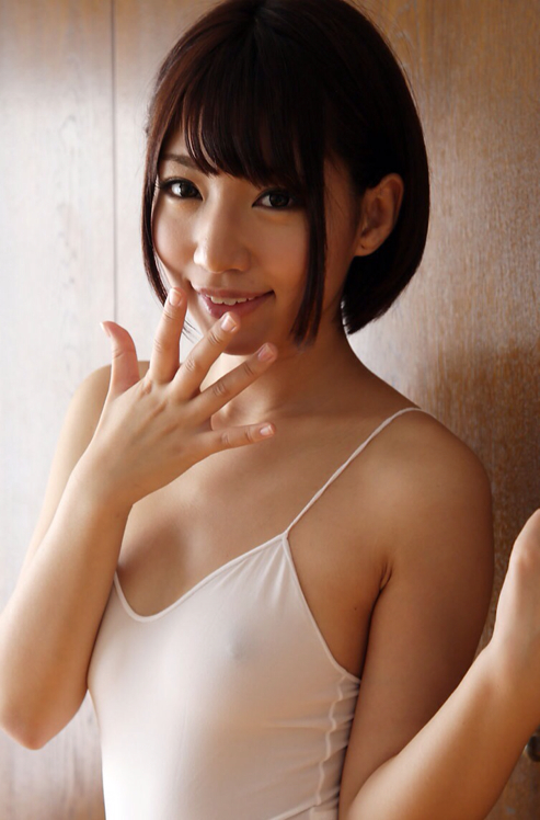 美女のノーブラキャミソール透け乳首エロ画像 【56】