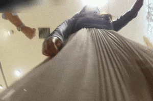 アパレルショップ店員の逆さ撮りパンチラGIFエロ画像 【5】