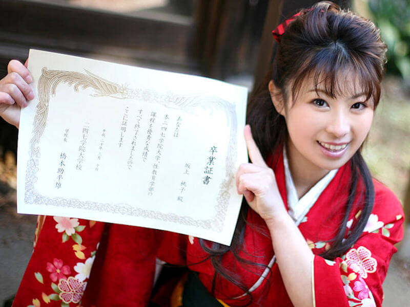卒業式女子大生の着物袴コスプレエロ画像