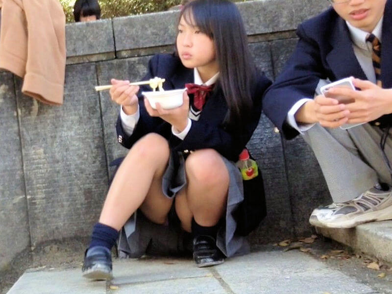 ナイスしゃがみパンチラ女子のエロ画像
