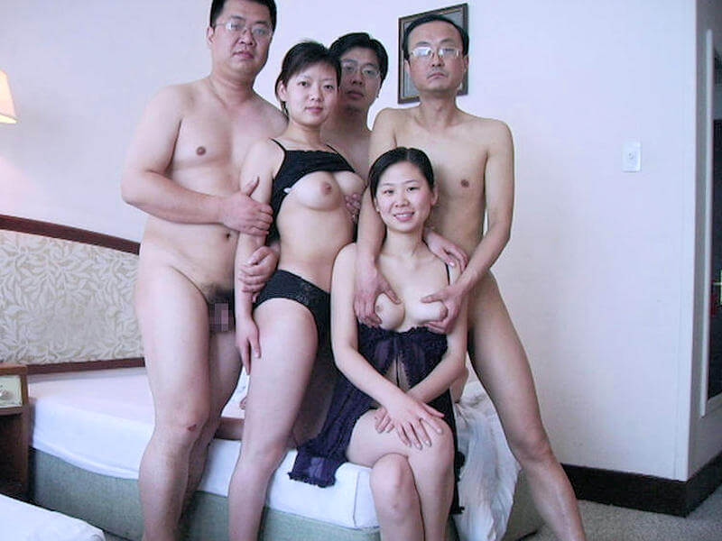 集合写真ヌード 複数男女が全裸で写るエロ画像