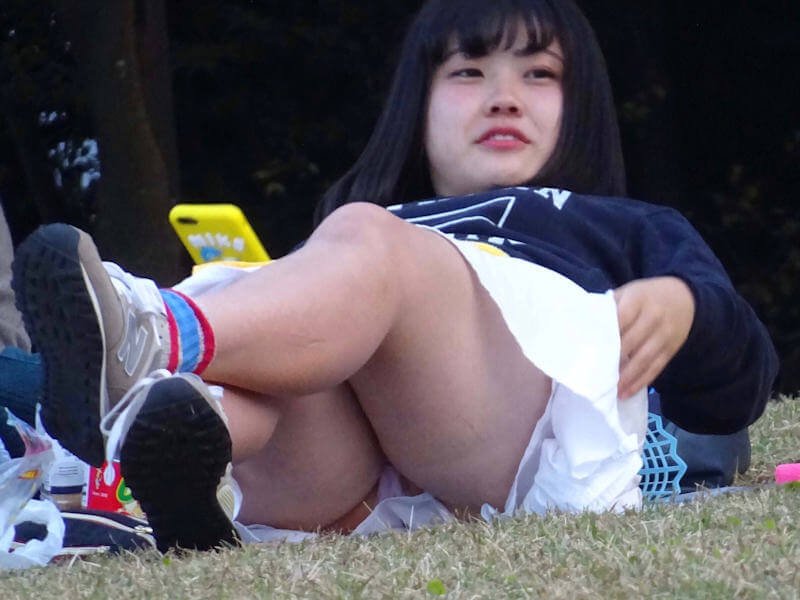 公園パンチラ 春うららのパンチラ画像