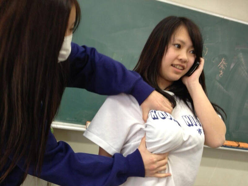 女同士おっぱい揉む「軽いおふざけ」エロ画像
