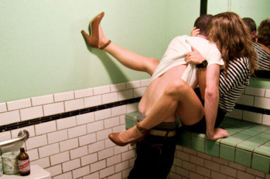 外国人のトイレセックスエロ画像 【18】