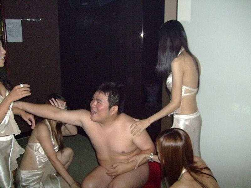 ギャルに悪戯されるぽっちゃりM男くんのエロ画像