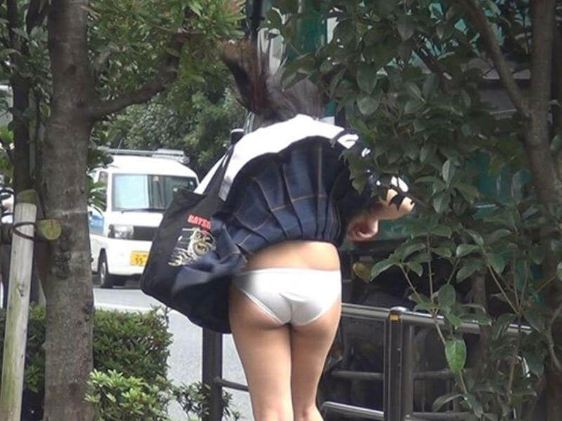 風パンチラJKのイヤーンな画像まとめ
