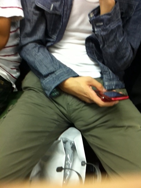 電車内座りもっこりのエロ画像 【6】