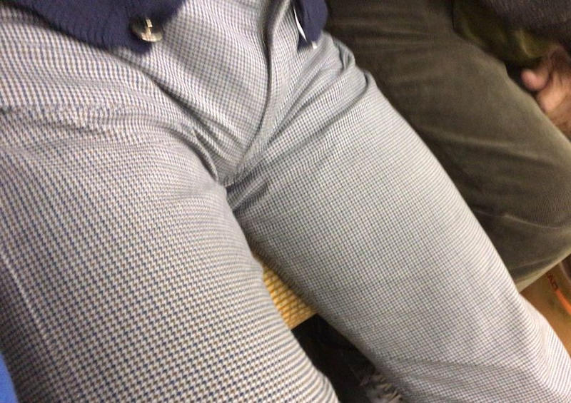 電車内座りもっこりのエロ画像 【7】