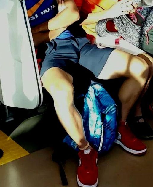 電車内座りもっこりのエロ画像 【8】