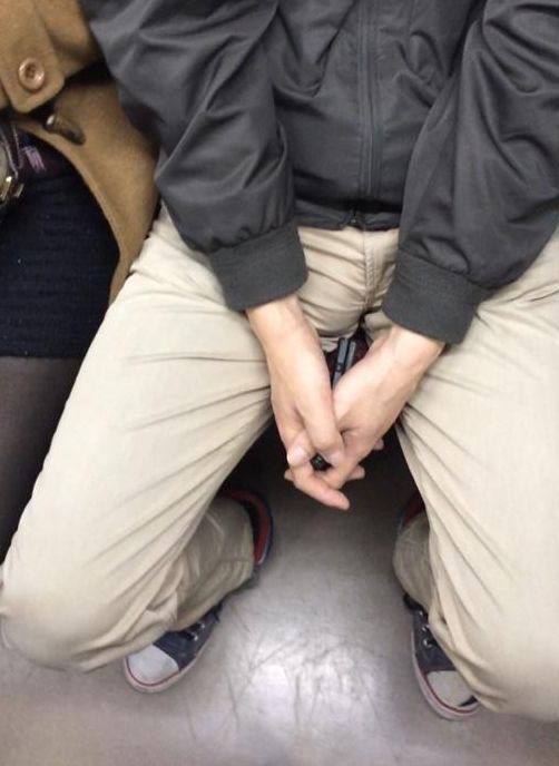 電車内座りもっこりのエロ画像 【9】