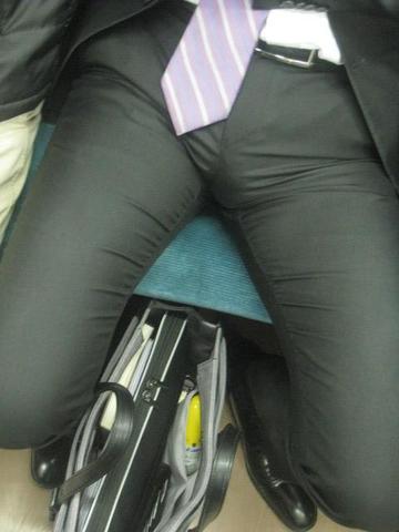 電車内座りもっこりのエロ画像 【12】
