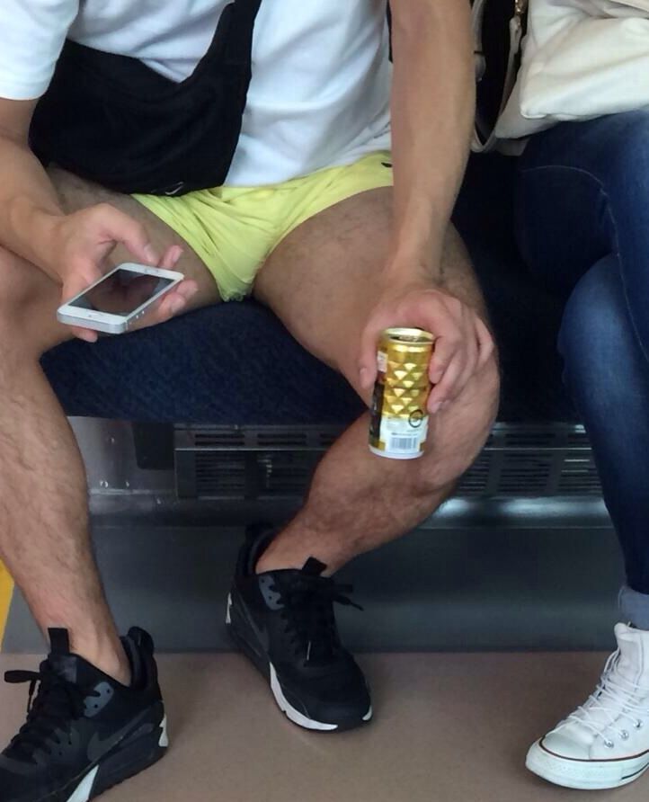 電車内座りもっこりのエロ画像 【15】