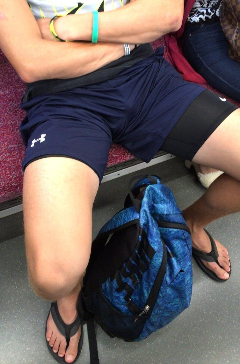 電車内座りもっこりのエロ画像 【18】