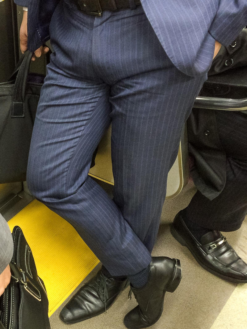 電車内立ちもっこりのエロ画像 【20】