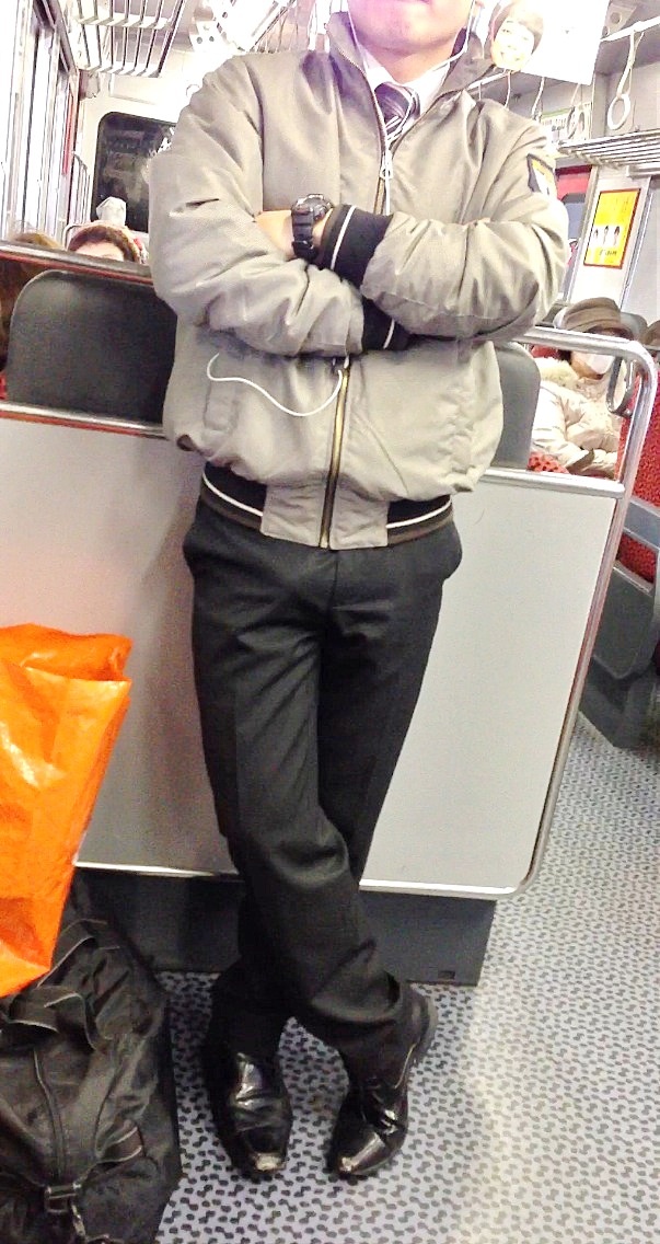 電車内立ちもっこりのエロ画像 【24】