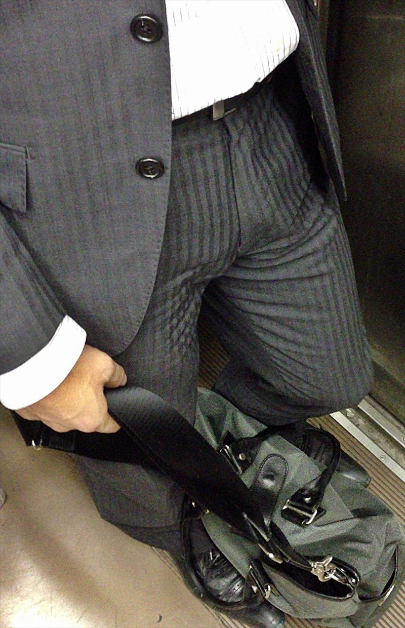 電車内立ちもっこりのエロ画像 【25】